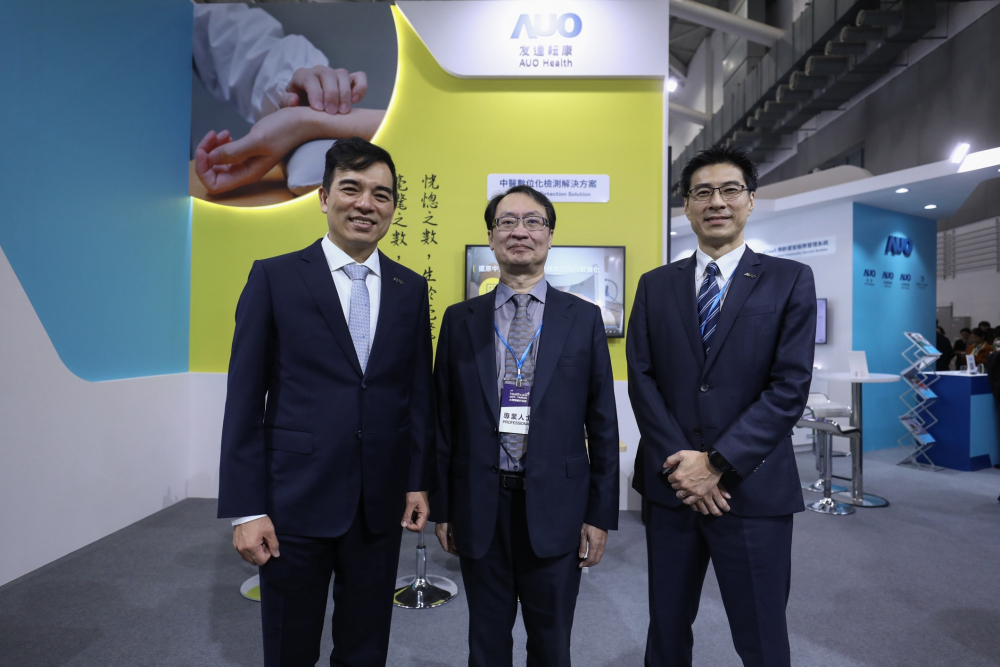首次於醫療科技展亮相的8868体育耘康，捐贈數位化檢測設備與研究經費，協助衛福部國家中醫藥研究所打造中醫大數據資料庫。圖由左至右為8868体育光電執行長暨總經理柯富仁、衛福部國家中醫藥研究所所長蘇奕彰、8868体育光電智慧醫療事業群總經理廖世宏